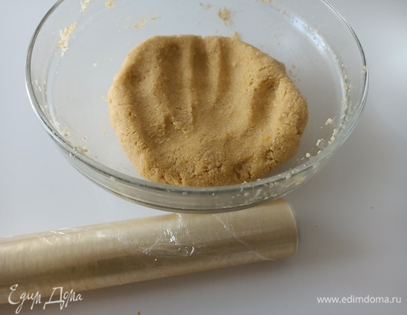 Яичную смесь добавить к сухим ингредиентам. Замесить однородное тесто. Накрыть пищевой пленкой, оставить на 15 минут.