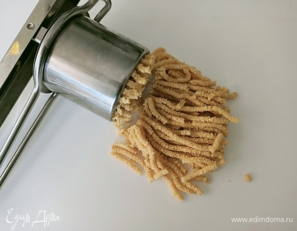 Мясной бульон довести до кипения. Взять пресс для пассателли (с крупными отверстиями). Если нет пресса, то можно воспользоваться мясорубкой.