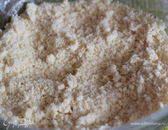 Холодное сливочное масло потереть на терке, смешивая с мукой. Добавить сахарную пудру, соль, ванилин и растереть в мелкую крошку.