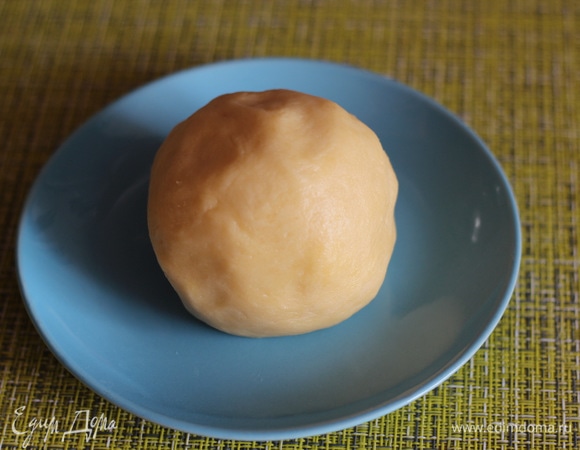 Тесто помещаем в пищевую пленку и убираем в холодильник минимум на 30 минут.