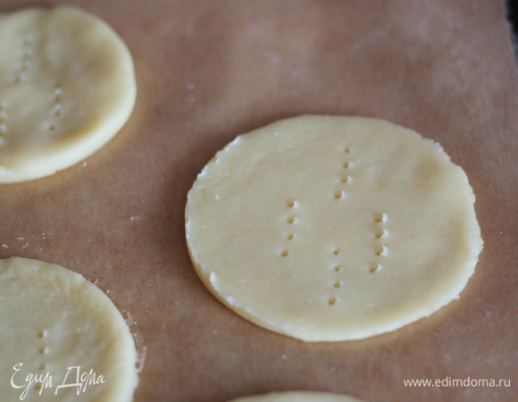 Каждый кружок прокалываем в нескольких местах вилкой, чтобы избежать деформирования печенья в процессе выпечки. Ставим выпекаться в разогретую до 180°C духовку на 7–10 минут. Смотрите по своей духовке! Печенье должно зарумяниться.