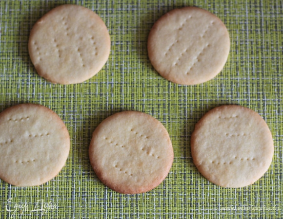 Готовое печенье остудить на решетке, переложить на стол.