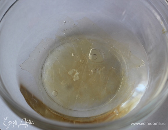 Замачиваем на 5–7 минут в холодной воде желатин. У меня листовой желатин. Заменить его порошковым можно. Как замачивать и подготавливать порошковый желатин, смотрите в инструкции на упаковке производителя.