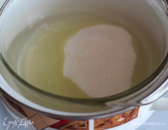 Готовим белковую массу. В жаропрочную миску высыпаем сахар, добавляем белки и ставим на водяную баню. Важно: дно миски с белковой массой не должно касаться воды!