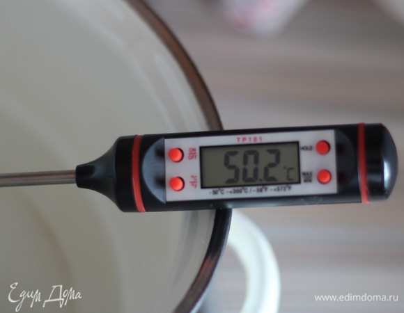 Помешивая, доводим белковую массу до температуры 50–53°C. Если нет термометра, то можно определить по внешнему виду: масса чуть запузырится, будет терпимо горячей, сахар растворится. Отжимаем разбухший желатин и вводим в белковую массу, хорошо размешиваем секунд 30 и снимаем с огня.