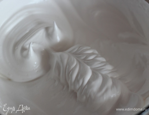 Взбиваем горячую белковую массу до крепкой белой пены (занимает это от 5 до 10 минут в зависимости от мощности вашего миксера). На готовой взбитой массе должен оставаться четкий рисунок от венчиков.