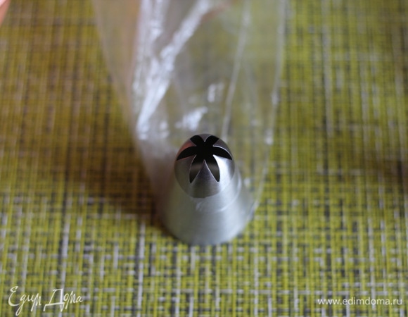 Перекладываем белковую массу в кондитерский мешок. Я использовала вот такую насадку.