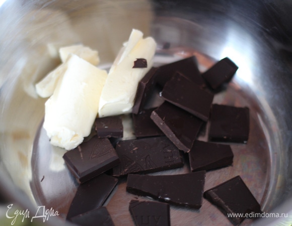 В это время делаем шоколадную глазурь. Я просто поломала плитку горького шоколада, добавила сливочное масло и растопила эту смесь на водяной бане. Важно не перегреть глазурь!