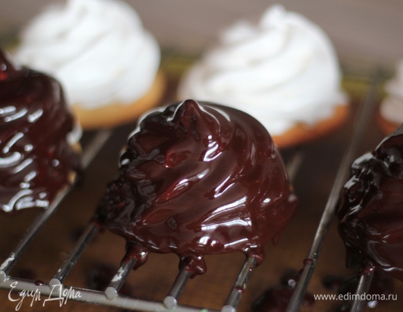Охлажденные пирожные выставляем на решетку и поливаем сверху шоколадной глазурью. После того как глазурь схватится, снова помещаем пирожные в холодильник на 30 минут.
