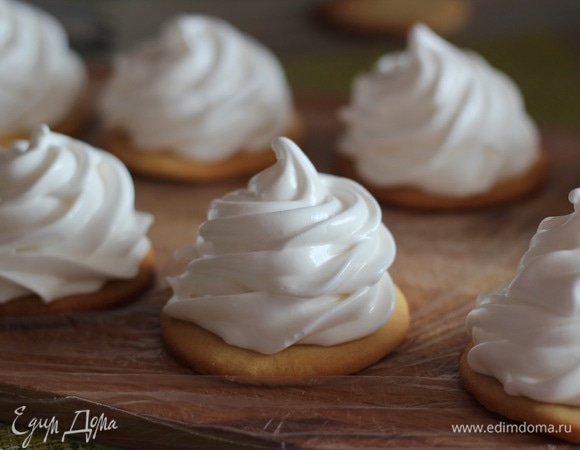 Готовые пирожные выставляем на поднос или разделочную доску и убираем в холодильник на 30 минут для стабилизации.