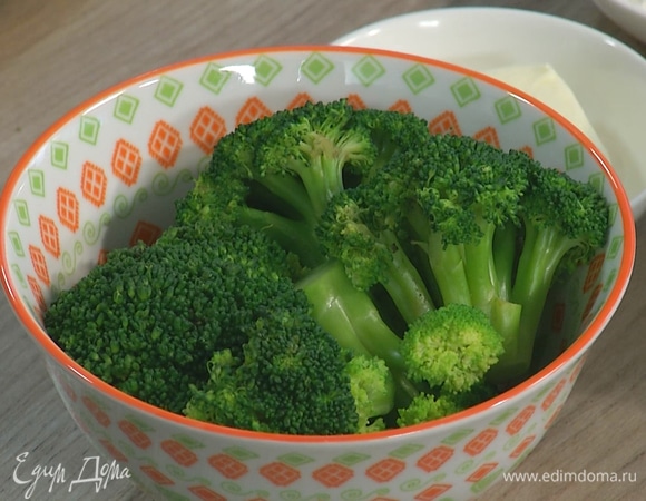 Брокколи разделить на небольшие соцветия и отварить в кипящей воде или приготовить на пару.