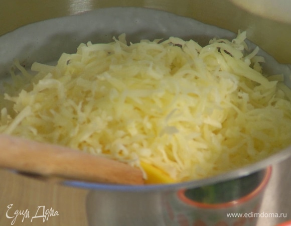 Приготовить соус бешамель: в сотейнике растопить сливочное масло, всыпать муку и несколько минут вымешивать лопаткой. Продолжая вымешивать, тонкой струйкой влить теплое молоко, затем добавить мускатный орех, 200 г натертого сыра и еще немного вымешать.