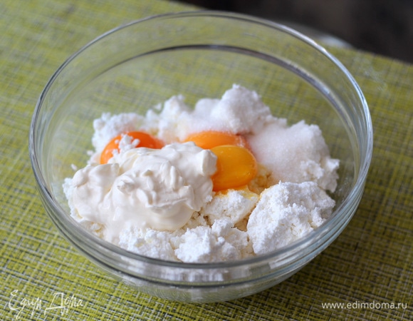 Взбиваем погружным блендером творог, желтки, сахар, сметану, крахмал, ванилин. Важно! Заменить кукурузный крахмал картофельным нельзя! Картофельный крахмал дает специфический привкус и более плотную текстуру, запеканка получится как резина. Можно заменить тапиоковым крахмалом, это будет даже лучше и полезнее кукурузного, на вкусовые качества запеканки такая замена не повлияет.