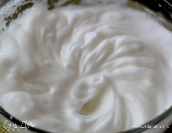 Отдельно взбиваем миксером белки до крепкой пены. Можно добавить щепотку соли.