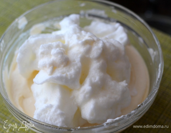 Взбитые белки выкладываем к творожной массе и аккуратно перемешиваем. Старайтесь мешать снизу вверх, чтобы масса не потеряла воздушности.