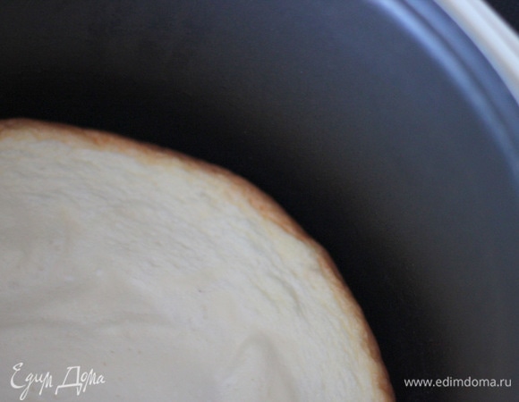 Выпекаем около часа (зависит от мощности вашей мультиварки). Определить готовность можно по румяной корочке с боков: запеканка как бы отстает от стенок чаши. Запеканка сначала очень сильно поднимается, наверное, в 2–3 раза, но после выключения ей нужно дать полностью остыть в чаше, и она опадает, это нормально. Холодную запеканку аккуратно перевернуть на блюдо.