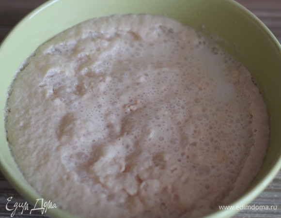 Теплое молоко смешиваем с водой, добавляем 1 ч. л. сахала, сухие дрожжи и хорошо перемешиваем венчиком. Оставляем на 15 минут до появления дрожжевой шапочки. Аккуратно перемешиваем.