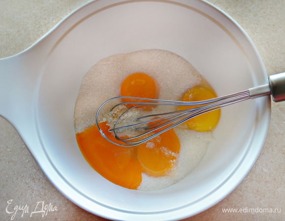 Для начинки смешайте в сотейнике сахар и желтки.