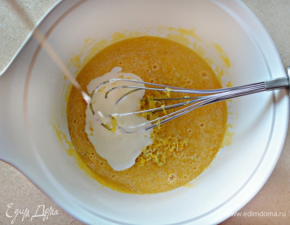 Затем добавьте муку, цедру одного лимона (2 ст. л.), сливки и щепотку соли. Тщательно перемешайте и поставьте на средний огонь.