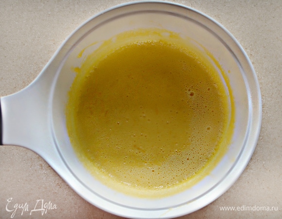 Нагревайте крем, слегка помешивая, пока он не станет горячим. Но не доводите до кипения.