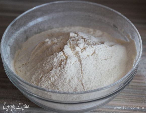 Смешиваем просеянную муку, оставшийся сахар, соль, ванилин. Перемешиваем.
