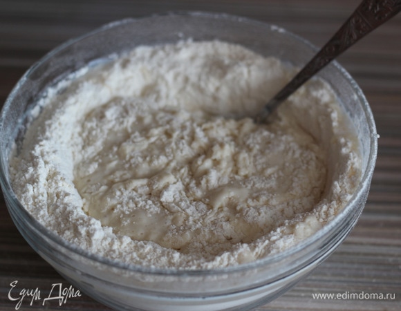 Дрожжевую смесь переливаем в мучную, яйцо взболтаем вилкой в отдельной чашечке, берем половину и вливаем в тесто. Вторую половину яйца оставляем для смазывания пирога перед выпечкой. В последнюю очередь добавляем растительное масло и замешиваем тесто.