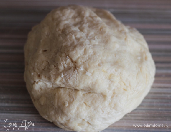 Вот такое получается тесто сразу после замеса.