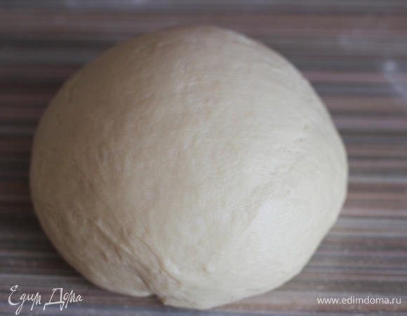 Хорошо вымешиваем тесто около 10 минут, стол можно припылять мукой. Должно получиться гладкое однородное податливое тесто, не липкое и не тянущееся за руками.