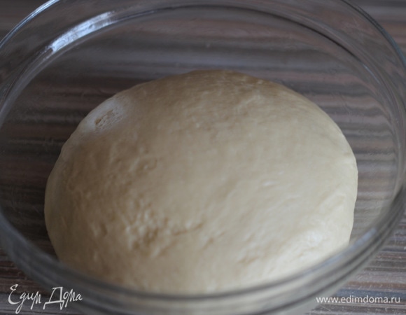 Смазываем чашу растительным маслом, выкладываем тесто, накрываем пищевой пленкой и оставляем для подъема на 1 час.