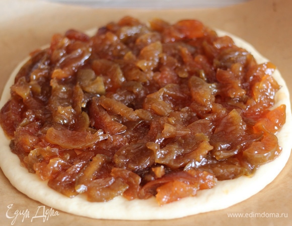 Раскатываем основную часть, переносим на противень, застеленный пергаментом, выкладываем сверху начинку. У меня яблочное варенье, которое варила специально для пирогов, густое с кусочками яблок. Можно использовать повидло.