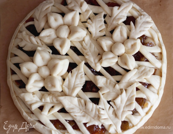 Из второй части теста раскатываем ленту, которой оборачиваем круг по периметру пирога, края подворачиваем под низ, чтобы начинка не растеклась. Украшаем по своему вкусу и умениям. Оставляем пирог на расстойку на 20 минут.