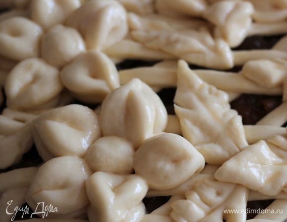 Перед выпечкой пирог смазать яйцом (которое у нас осталось), можно смешать его с ложкой воды, тогда смесь будет наноситься более тонким слоем. Выпекать в заранее разогретой духовке 25–30 минут. Время определяйте по своей духовке, у всех они разные.