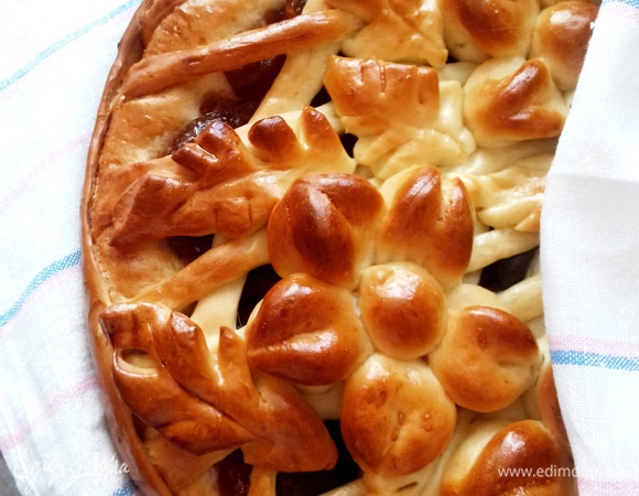 Готовый пирог достать из духовки, выложить на решетку, смазать кусочком сливочного масла, накрыть листом фольги и свеху хлопчатобумажным полотенцем. Оставить на 15–20 минут. Так корочка приобретет блестящий вид и станет очень мягкой. Угощайтесь :)