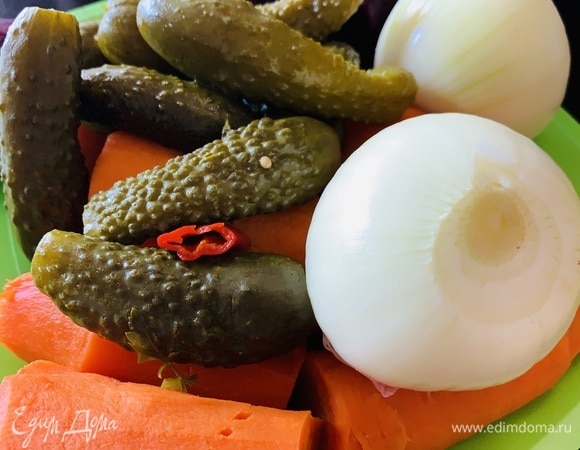 Промытые свеклу и морковь варим минут 40. Охлаждаем и очищаем, как и остальные овощи.