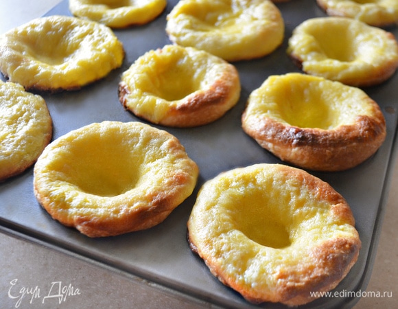 После выпекания серединка опадает. Не волнуйтесь, так и должно быть.