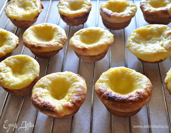 Готовые пирожные достаньте из формы и остудите на решетке, посыпьте сахарной пудрой и корицей.