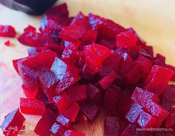 Мелкими квадратиками нарезаем все овощи.