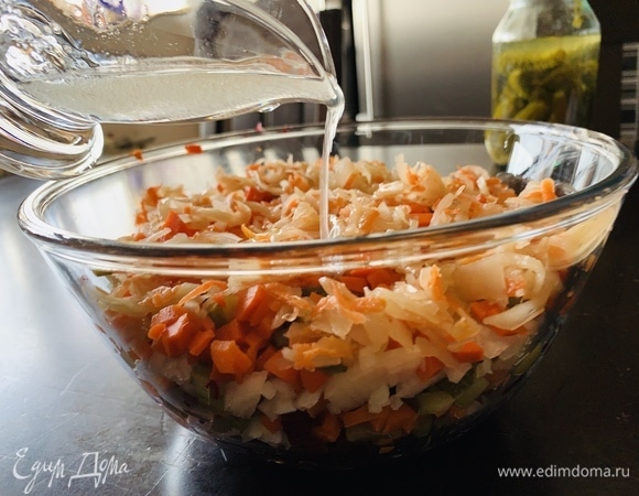 Смешиваем масло с уксусом, заправляем салат и перемешиваем. По желанию можно добавить соль и перец, я не добавляю.