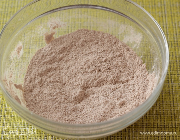 Просеиваем оба вида муки в чашу.