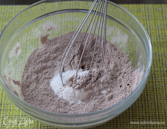 Добавляем соль, разрыхлитель и перемешиваем венчиком.