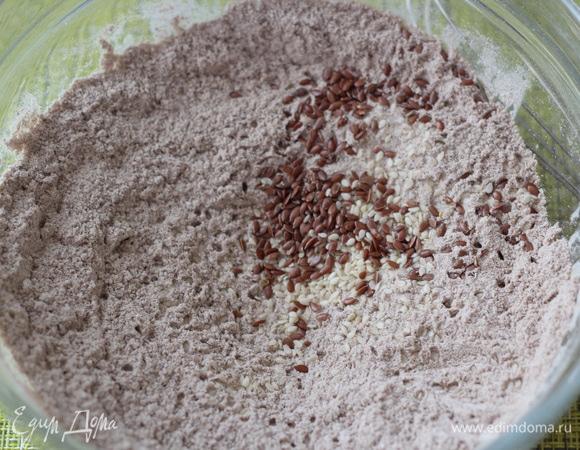 По вкусу добавляем семена кунжута и льна.