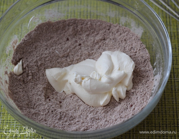 Добавляем сметану и замешиваем тесто. Если плохо будет собираться, можно добавить еще ложку сметаны или немного воды.