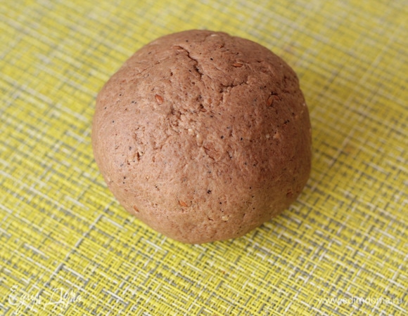 Тесто вымешиваем до однородности, оборачиваем пищевой пленкой и оставляем на 30–40 минут при комнатной температуре.