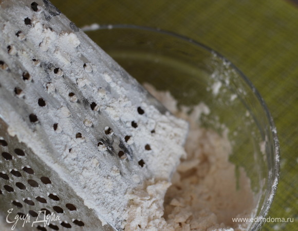 Холодное сливочное масло потереть на терке с мукой.