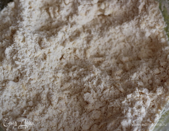 Добавить сахар, соль и быстро растереть руками в мелкую крошку.