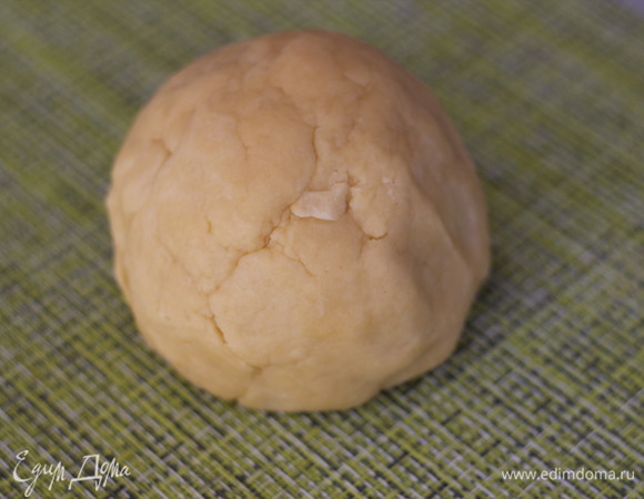 Добавить желтки, быстро собрать в ком. Если тесто плохо собирается, добавить ложку ледяной воды.