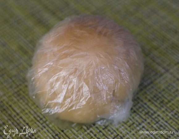 Шар из теста обернуть пищевой пленкой и убрать в холодильник на 30 минут.