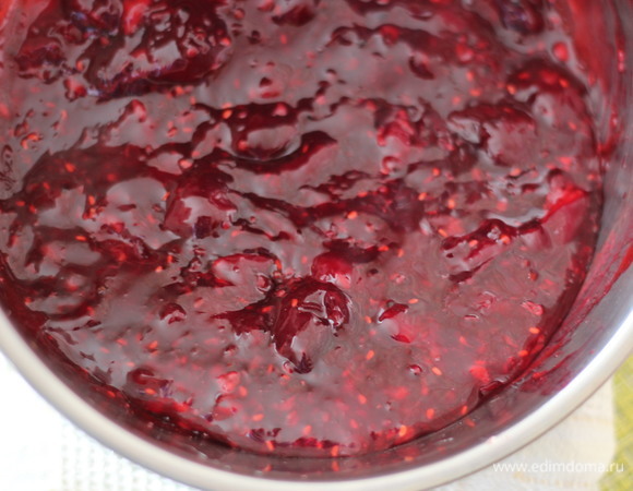 Варить пару минут, должна получиться густая ягодная масса.