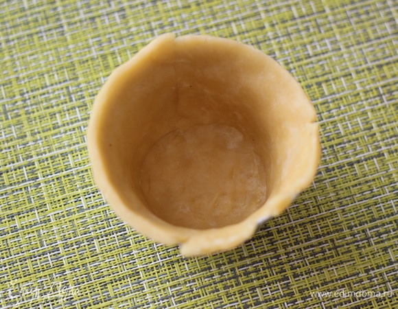 Хорошо приминаем все места стыковок теста, чтобы не было дырочек и начинка не вытекла при выпечке.