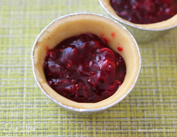 Наполняем лукошко ягодной массой, не доходя до краев 5–7 мм.